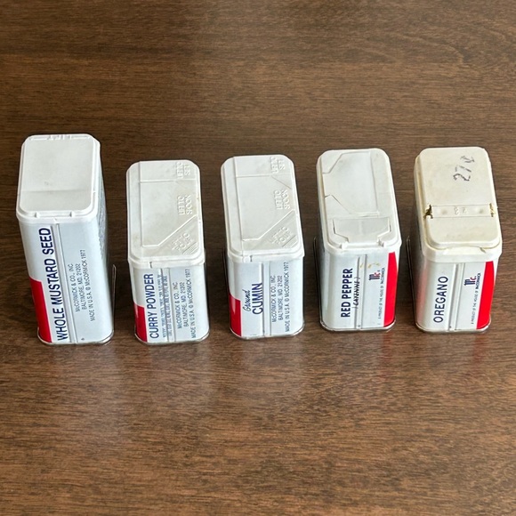 5 VINTAGE SCHILLING SPICE TINS RED PEPPER CUMIN CURRY OREGANO MUSTARD SEED 1977 - Picture 4 of 7